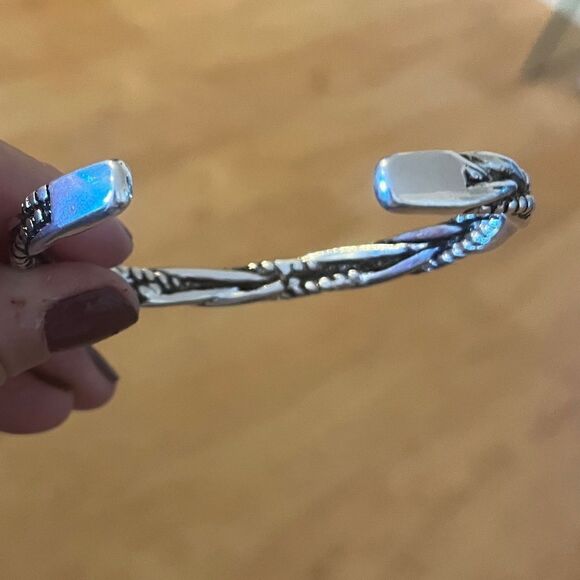 The Santa Fe Open Bangle bracelet in antiqued 925 silver. Unisex - Picture 14 of 14